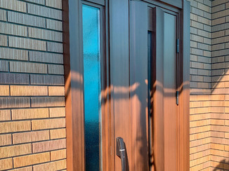 エクステリアリフォーム 外壁の雰囲気にマッチする玄関ドア